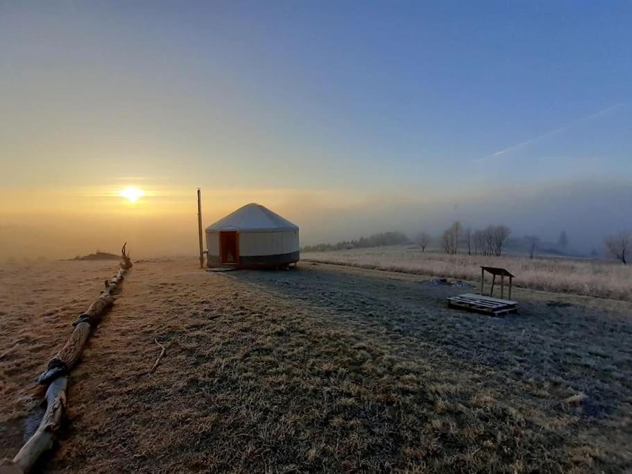 Woda Gory Las - Glamping Caloroczny Szlembark Экстерьер фото
